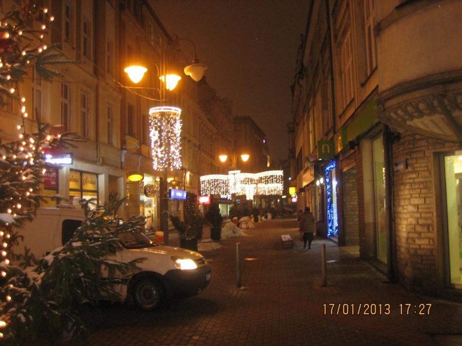 wieczorne Katowice w świetle świątecznych dekoracji