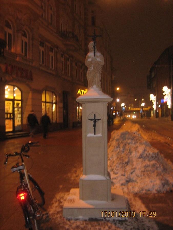 ulica świętego Jana z figurką świętego Jana Apostoła