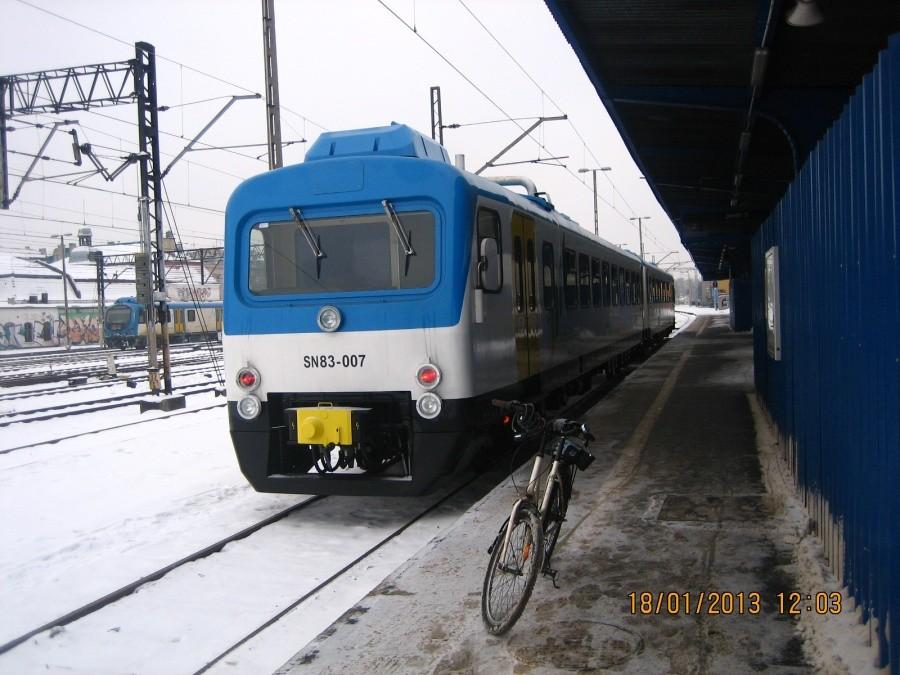 SN 83 Kolei Śląskich przy peronie 5 dworca w Katowicach. Po co kupili spalinowe skoro wszystkie trasy na których jeżdżą są pod drutem???