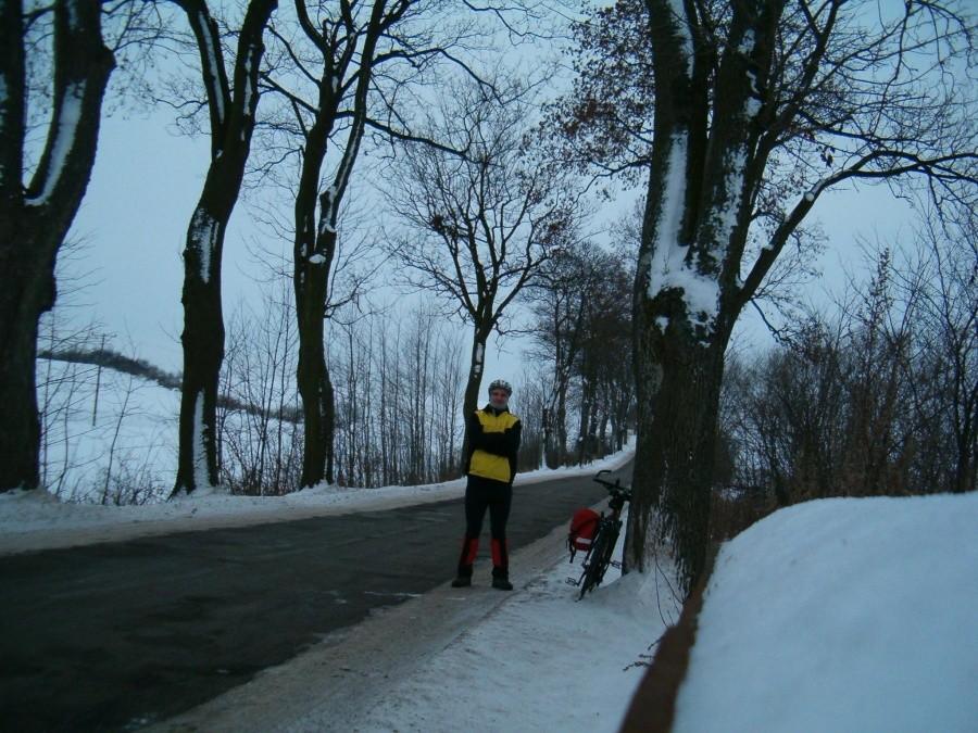 Rowerkiem po okolicznych wioskach. Na drodze do wsi Gorzędziej. 19-01-2013.