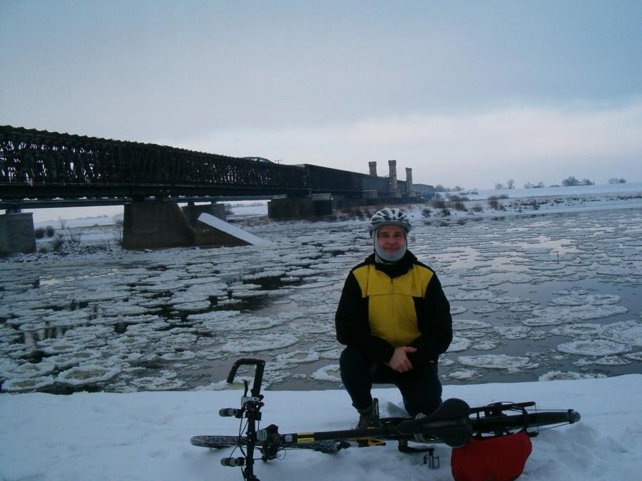 Niedzielna rowerówka po Tczewskich wertepach. Na Bulwarze Wiślanym z widokiem na Most Lisewski w Tczewie. 20-01-2013.