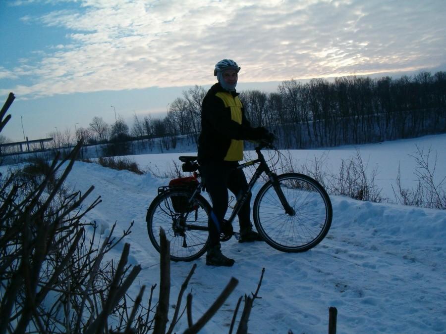 Niedzielna rowerówka po Tczewskich wertepach. Na polnej drodze do mostu Knybawskiego. 20-01-2013.