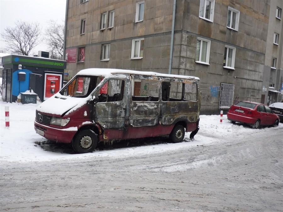 Spalony Mercedes 312d na Ochocie