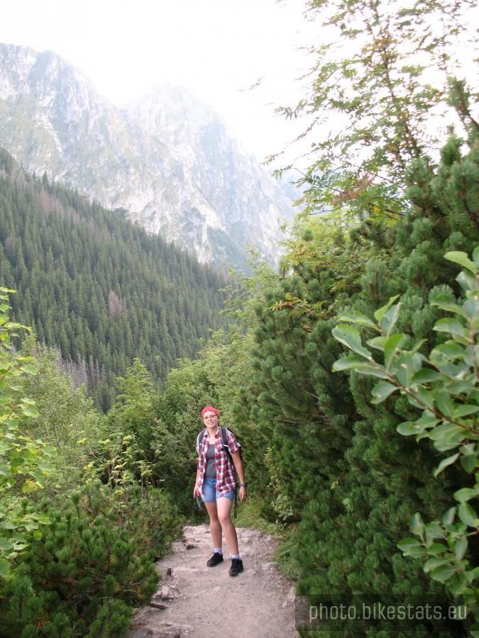 W drodze na Sarnią Skałę z widokiem na Giewont