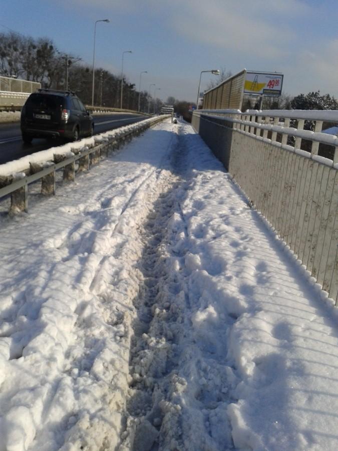 W kopnym śniegu przez wiadukt..