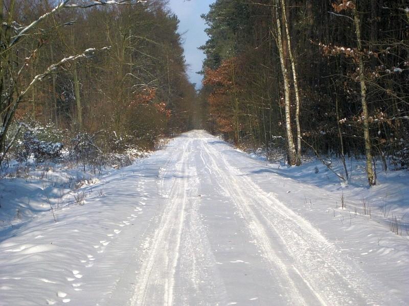 Barcinek - droga asfaltowa przykryta śniegiem