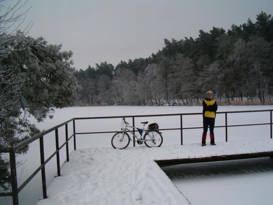 Na moście ośrodka wczasowego, na jeziorze Borówno Wielkie, koło Skarszew. 26-01-2013.
