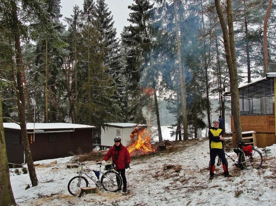 To się nazywa ognisko:) Strażacy palą odpady po wyrąbie.
