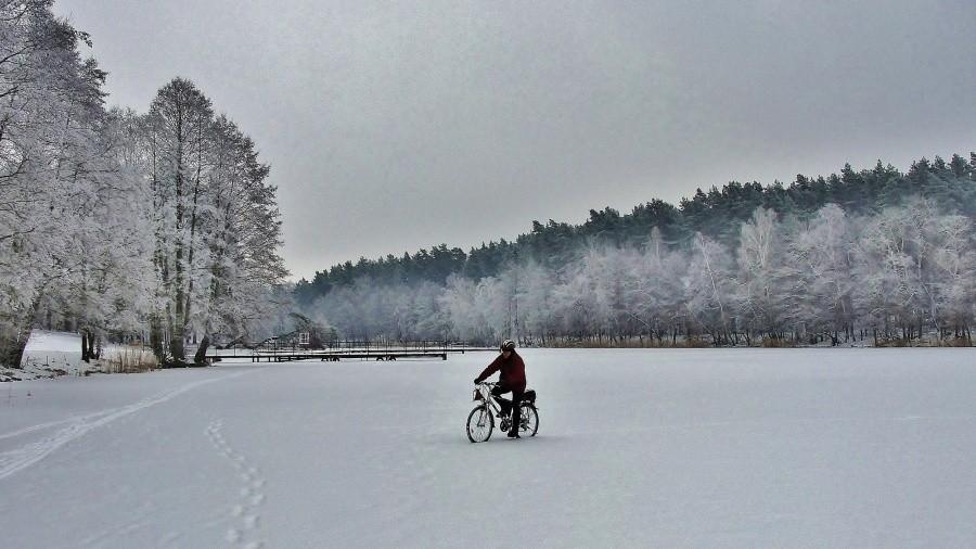 Jazda po zamarzniętym jeziorze - ja na rowerze.