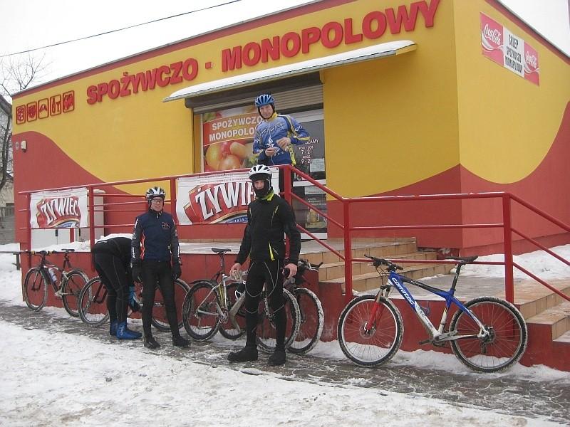 Wierzonka - grupka zimowych bikerów uzupełniających zapasy :-)