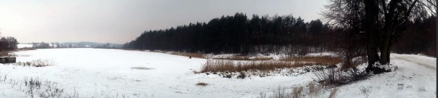 Panorama Jeziora Rokitki w zimowej scenerii