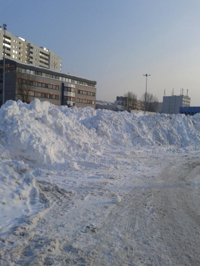 Na parking przy Tesco wywozi się śnieg z miasta