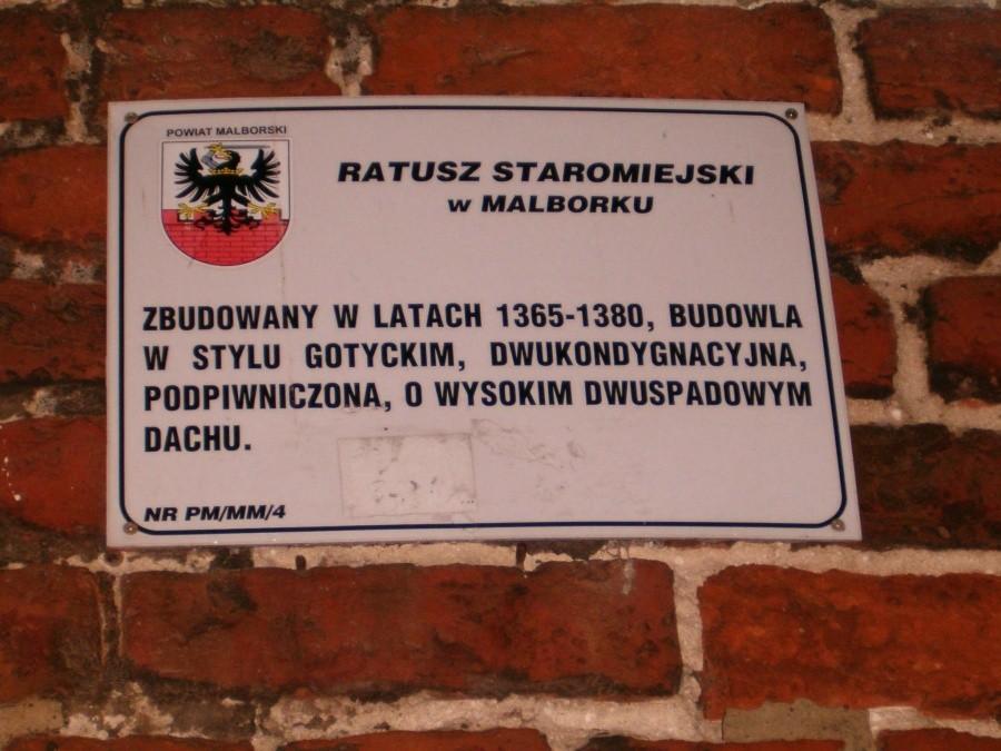 Ratusz Staromiejski w Malborku. Tablica informacyjna opisująca obiekt historyczny. 30-01-2013.