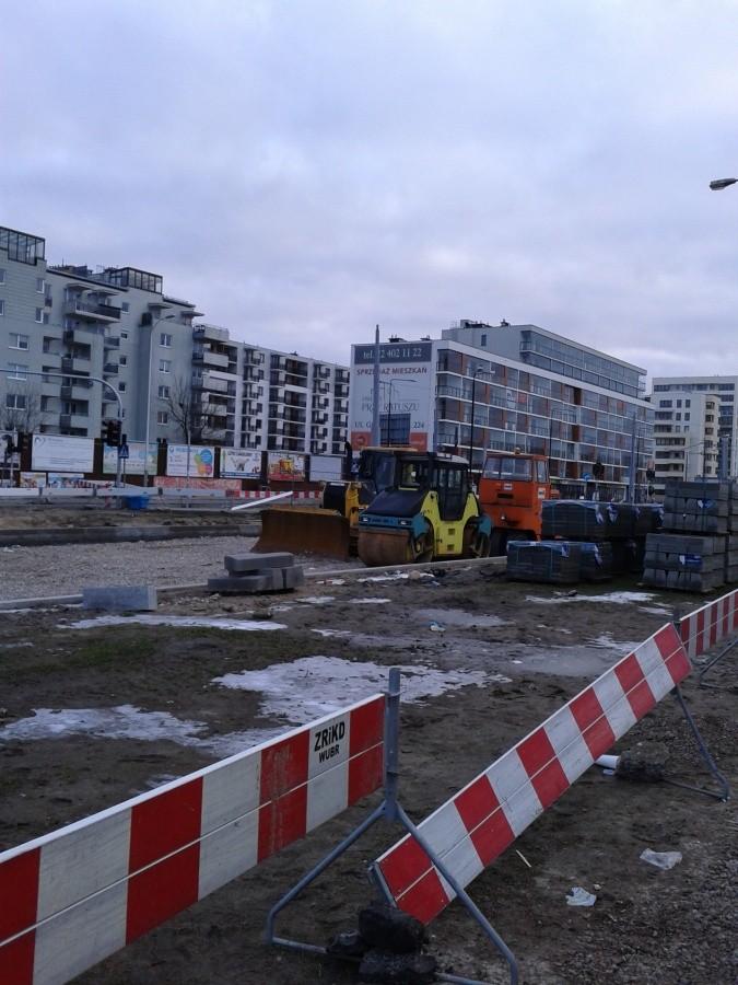 Maszyny czekają na wznowienie prac.