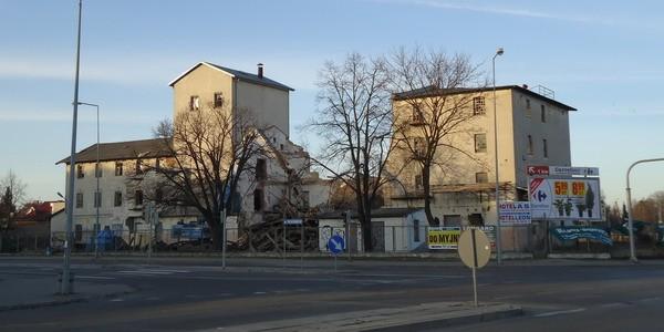 Dzisiaj w centrum miasta rozpoczęła się rozbiórka Starego Młyna..
