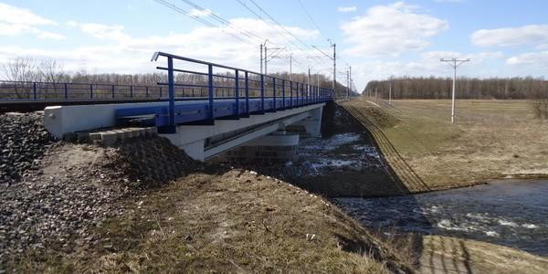 Most kolejowy nad rzeką Lutnia w Chotyłowie