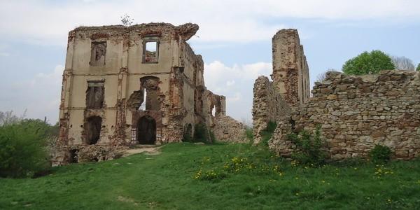 Ruiny zamku biskupów krakowskich z XIV wieku w Bodzentynie