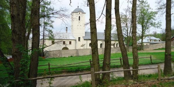 Święta Katarzyna. Zespół klasztorny u podnóża Łysicy - to tu zostawiliśmy bagaże i rowery przed zdobyciem Łysicy