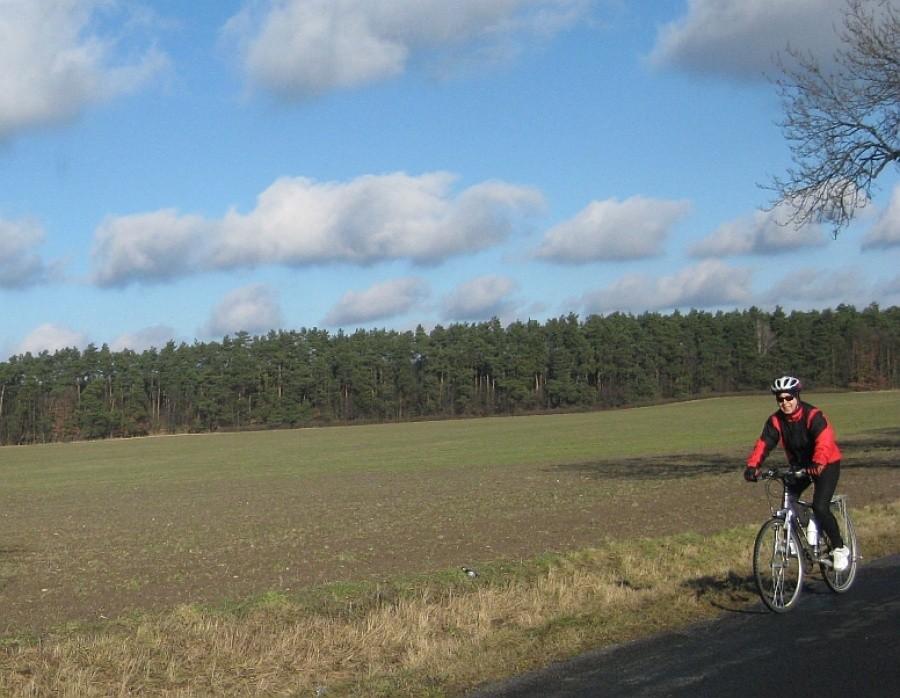 wesoła rowerzystka na drodze do Tuczna