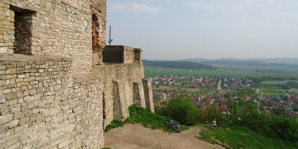 Chęciny. Męczący podjazd na Górę Zamkową