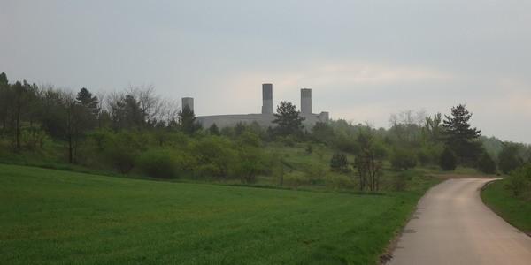 Widok za ruiny zamku w Chęcinach od strony wsi Korzecko