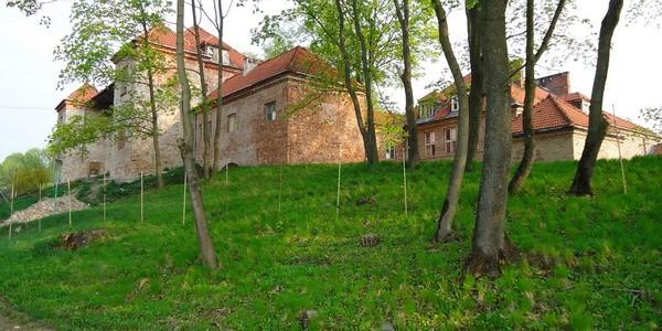 Wczesnobarokowy dwór obronny z XVII wieku w Podzamczu Chęcińskim
