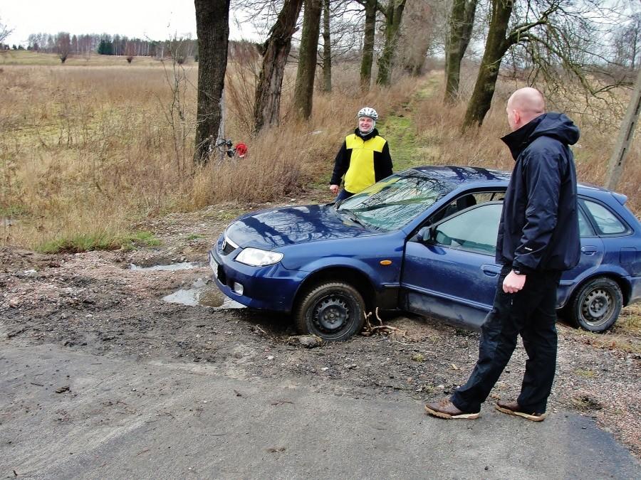 Na trasie. Narada jak wyciągnąć zakopany samochód.