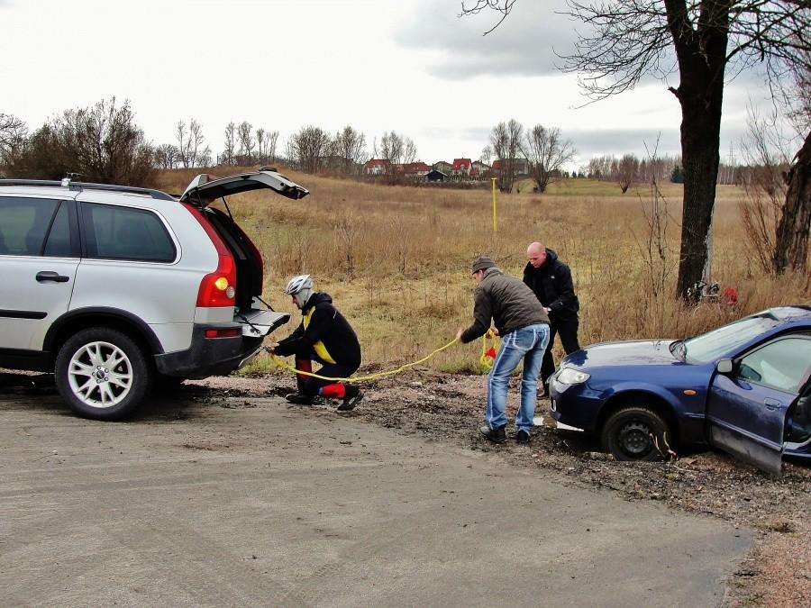 Znalazł się uczynny kierowca i udało się wyciągnąć zakopany samochód..