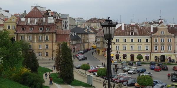 Podczas przesiadki w Lublinie pojechaliśmy zobaczyć starówkę. Widok spod zamku na ulicę Kowalską