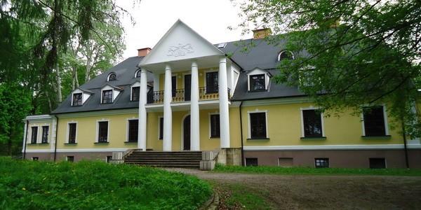 Murowany dwór z XVIII/XIX wieku we wsi Zbydniów