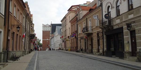Sandomierz. Ulica Opatowska w stronę Bramy Opatowskiej