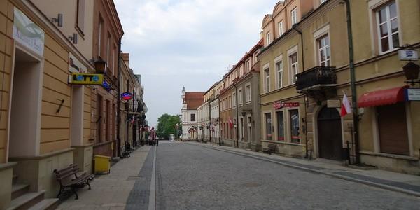 Sandomierz. Ulica Opatowska w stronę Rynku