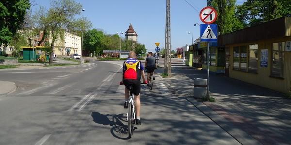 Wjazd na rondo Dmowskiego od ulicy Stacyjnej