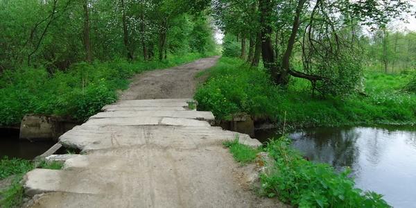 Leśny mostek nad rzeką Rudka wymaga remontu