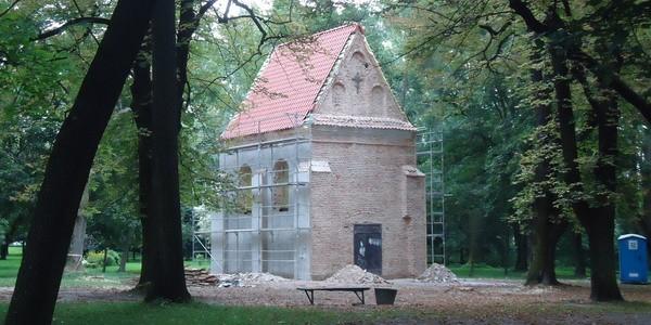 W Parku Radziwiłłów w Białej Podlaskiej zaczęto remontować zabytkową kaplicę zamkową z około 1620 roku