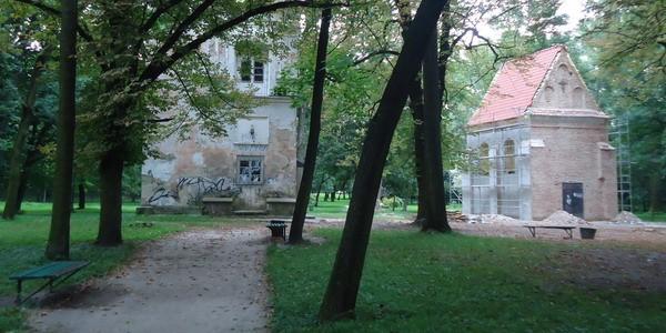 W Parku Radziwiłłów w Białej Podlaskiej zaczęto remontować zabytkową kaplicę zamkową z około 1620 roku