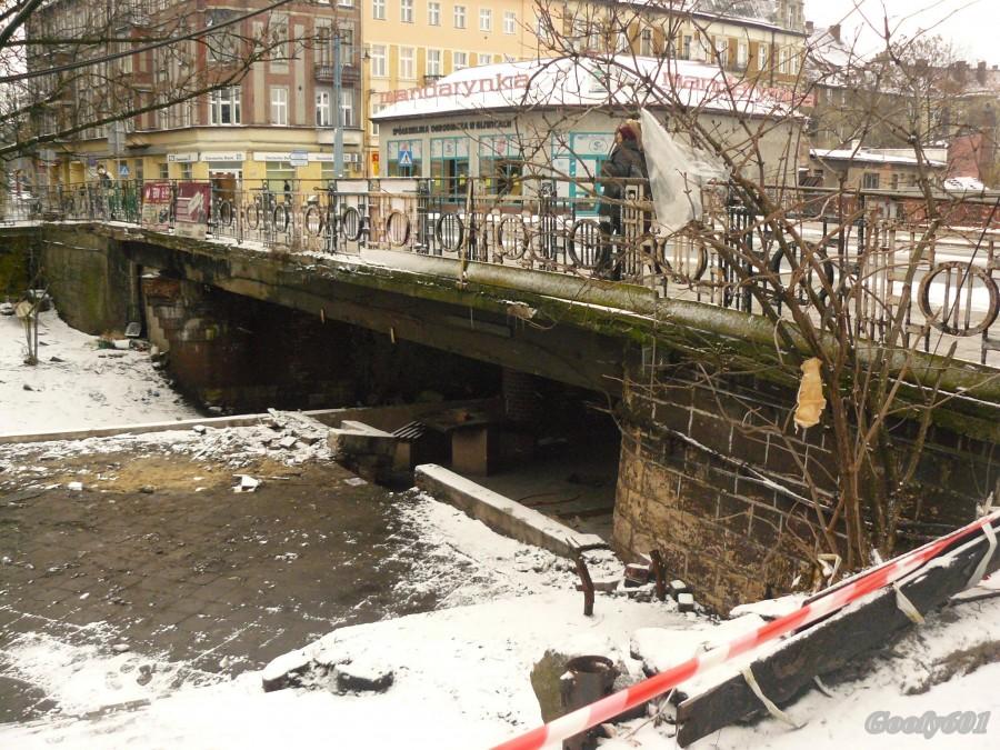 Odsłonięty most na ul. Zwycięstwa. Straganów już niema...