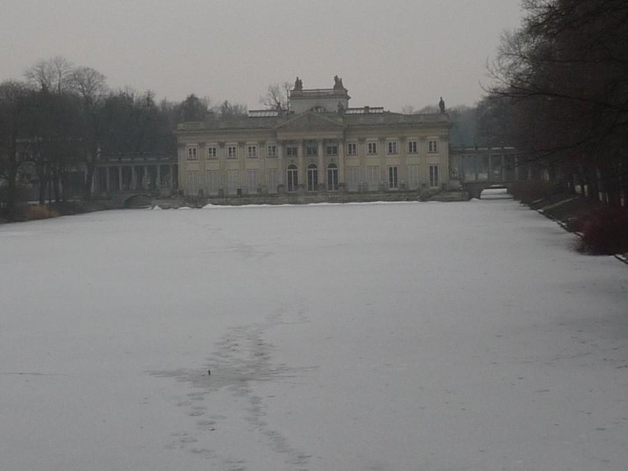 Pałac na Lodzie. Zima trzyma się mocno.
