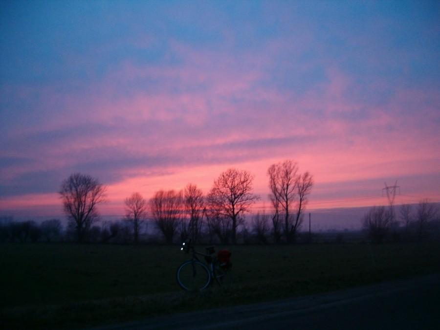 Wypad rowerowy do Elbląga. Wieczorne niebo widziane z ulicy we wsi Jazowa.07-02-2013.