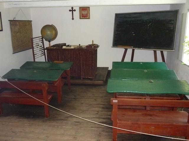 Sala lekcyjna w wiejskiej szkole podstawowej
