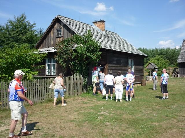 Kontynuujemy zwiedzanie obiektów na terenie skansenu