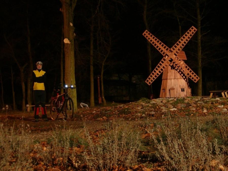 Wieczorny trening. Nocne foto wiatraka w Lichnowy.