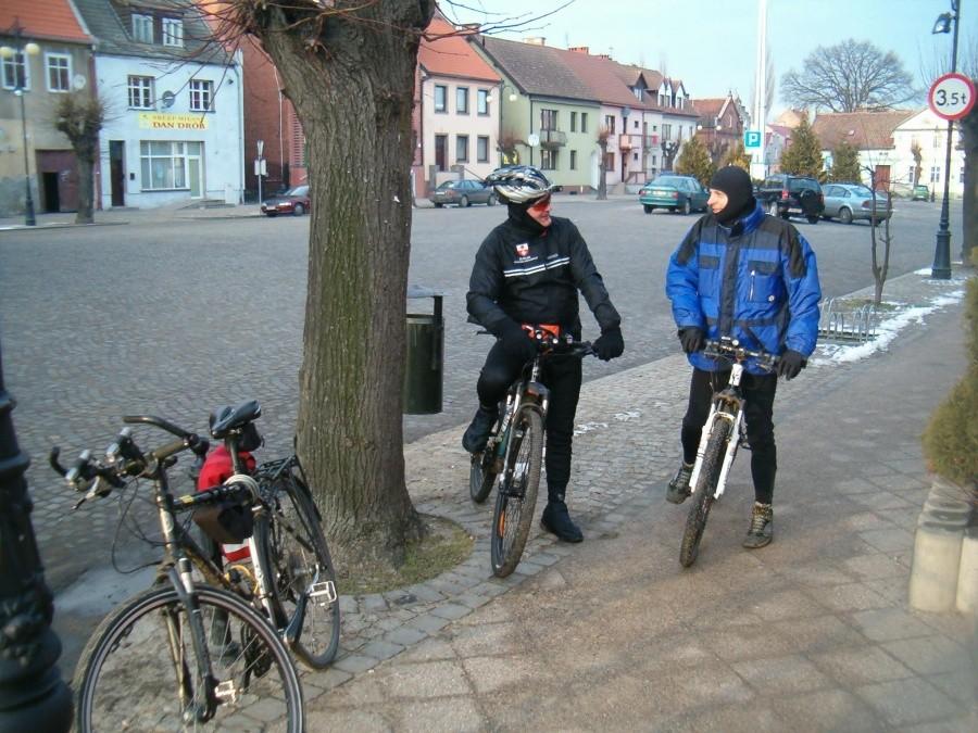 09-02-2013.Artur i Jarek przed Cukiernią "Jędruś" w Nowym Stawie.