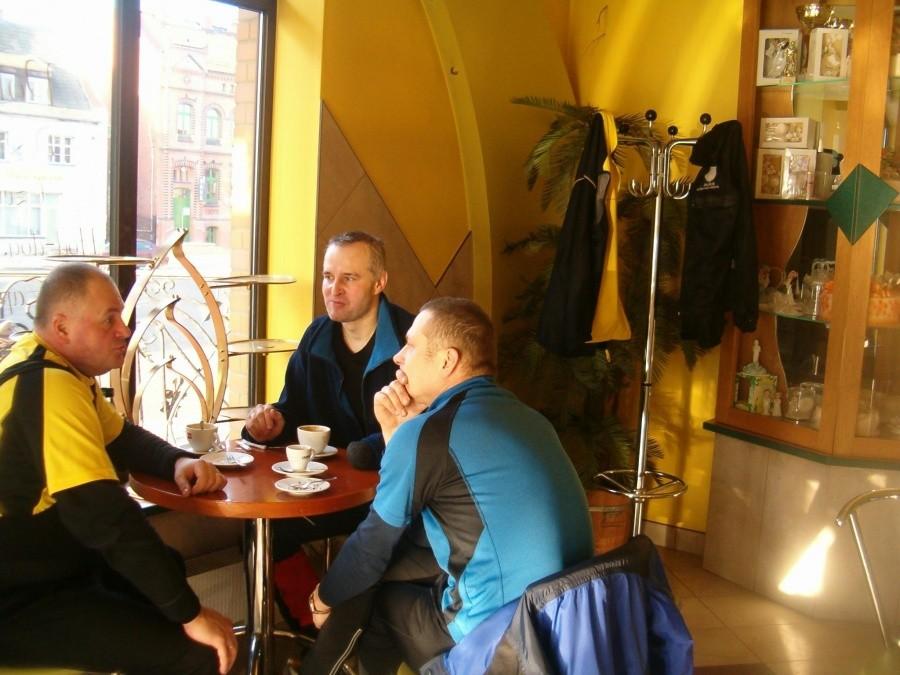 09-02-2013.Artur, Darek i Jarek na kawce w Cukierni "Jędruś" w Nowym Stawie.