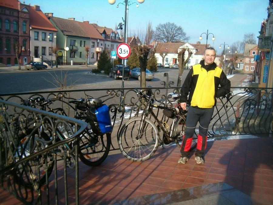 09-02-2013.Darek przed wejście do Cukierni "Jędruś" w Nowym Stawie.