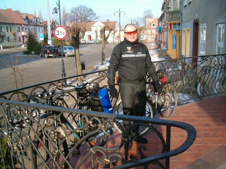 09-02-2012.Artur przed wejściem do Cukierni "Jędruś" w Nowym Stawie.