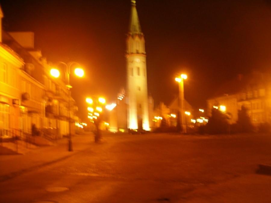 09-02-2013.Ranny widok na plac i Wieżę "Ołówek" w Nowym Stawie.