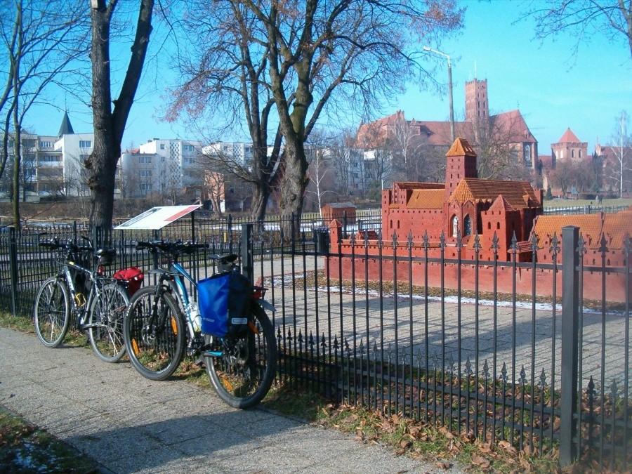 09-02-2013.Zdjęcie modelu miniatury Zamku Krzyżackiego w Malborku, z widokiem na oryginalny Zamek.