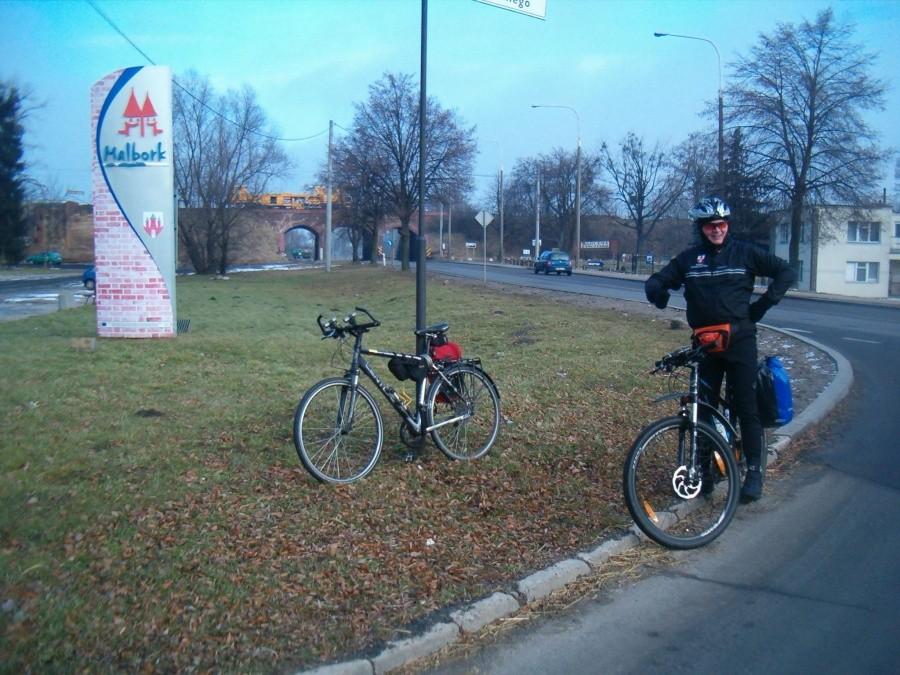 09-02-2013. Na poboczu ulicy już w Malborku, Artur na rowerze.