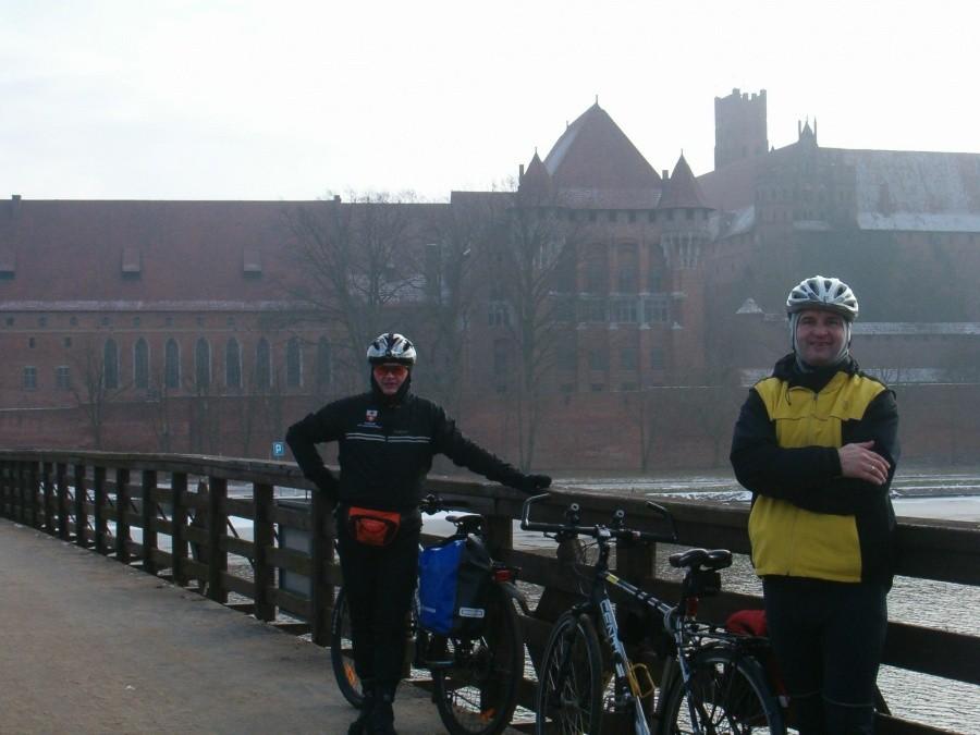 09-02-2013.Wspólne zdjęcie na moście dla pieszych na rzece Nogat w Malborku, z widokiem na Zamek Krzyżacki.